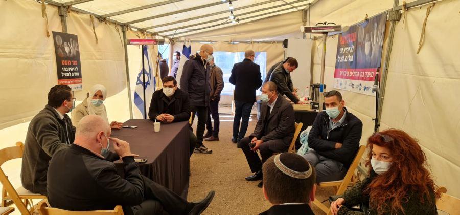 النائب خطيب ياسين تزور خيمة الاعتصام أمام وزارة المالية تضامنًا مع المستشفيات الأهلية